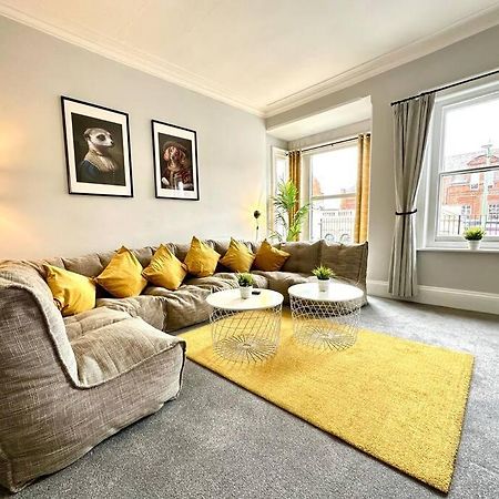 Massive 4 Bedroom Duplex Apartment - Sleeps Up To 10 People - Free Parking - 5 Minutes To The Best Beach! - Great Location - Fast Wifi - Smart Tv - Newly Decorated - Sleeps Up To 10! Close To Bournemouth & Poole Town Centre & Sandbanks Exterior foto